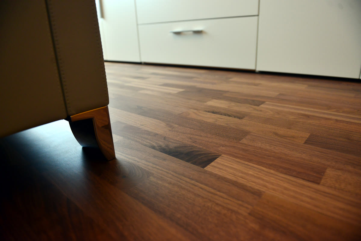 Parkett verlegen – dunkler Parkettboden im Wohnbereich